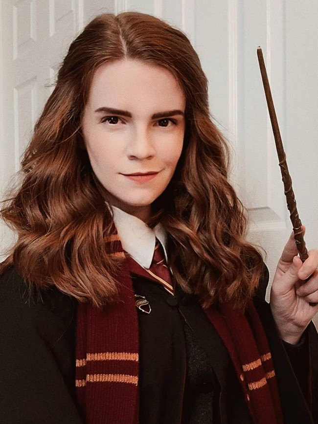 Kari sendiri adalah seorang instructional assistant yang memiliki satu anak. Tapi karena memiliki kemiripan dengan Emma, Kari sering diundang sebagai lookalike dan berdandan seperti Hermione. Foto: Instagram @kariellex