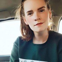 Ibuku berkata dia bisa melihat kemiripannya, dia kadang melihat foto Emma Watson dan berpikir itu aku. Ketika aku bekerja di restoran, aku sering mendapat komentar dari pelanggan yang tidak percaya kemiripannya. Menyenangkan lihat reaksi orang, aku mengerti mengapa orang berpikir aku mirip dia, kata Kari.Foto: Instagram @kariellex