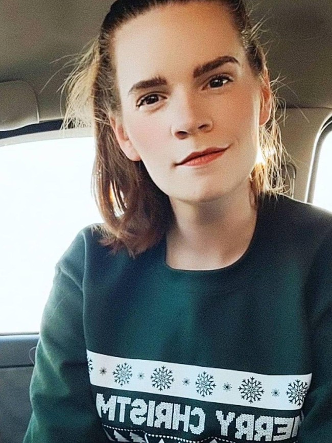 Ibuku berkata dia bisa melihat kemiripannya, dia kadang melihat foto Emma Watson dan berpikir itu aku. Ketika aku bekerja di restoran, aku sering mendapat komentar dari pelanggan yang tidak percaya kemiripannya. Menyenangkan lihat reaksi orang, aku mengerti mengapa orang berpikir aku mirip dia, kata Kari.Foto: Instagram @kariellex