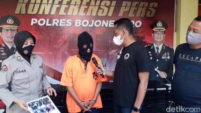 Seorang pengantin pria di Bojonegoro jadi tersangka setelah resepsi pernikahannya menyebabkan kerumunan. Kerumunan terjadi karena ia mengundang teman-temannya.