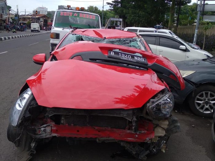 Kecelakaan Mobil Seruduk Motor di Jakarta Pusat