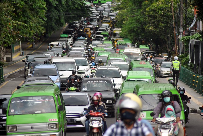 Sejumlah kendaraan bergerak lambat saat kepadatan arus lalu lintas di Jalan Jalak Harupat, Kota Bogor, Jawa Barat, Sabtu (2/1/2021). Satlantas Polresta Bogor Kota menyiapkan beberapa rekayasa lalu lintas saat libur panjang Natal dan Tahun Baru 2021 guna mengantisipasi kepadatan di pusat kota dan lonjakan kendaraan dampak pemberlakuan surat tes cepat antigen COVID-19 untuk warga yang menuju jalur wisata Puncak, Kabupaten Bogor. ANTARA FOTO/Arif Firmansyah/pras.