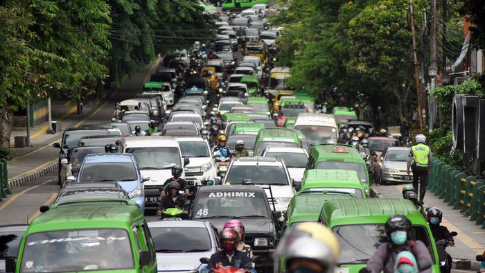 KEPADATAN ARUS LALU LINTAS DI KOTA BOGOR Sejumlah kendaraan bergerak lambat saat kepadatan arus lalu lintas di Jalan Jalak Harupat, Kota Bogor, Jawa Barat, Sabtu (2/1/2021). Satlantas Polresta Bogor Kota menyiapkan beberapa rekayasa lalu lintas saat libur panjang Natal dan Tahun Baru 2021 guna mengantisipasi kepadatan di pusat kota dan lonjakan kendaraan dampak pemberlakuan surat tes cepat antigen COVID-19 untuk warga yang menuju jalur wisata Puncak, Kabupaten Bogor. ANTARA FOTO/Arif Firmansyah/pras.