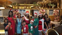 Tidak sendiri, Kiki Fatmala merayakan Natal bersama keluarga. (Foto: dok. Instagram @qq_fatmala) 