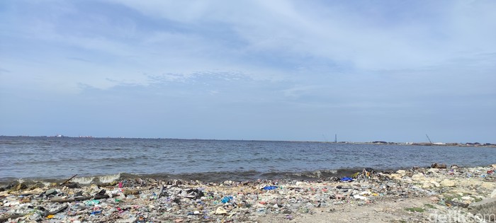 Kondisi di pesisir Teluk Jakarta, 2 Januari 2020. (Syahidah Izzata/detikcom)
