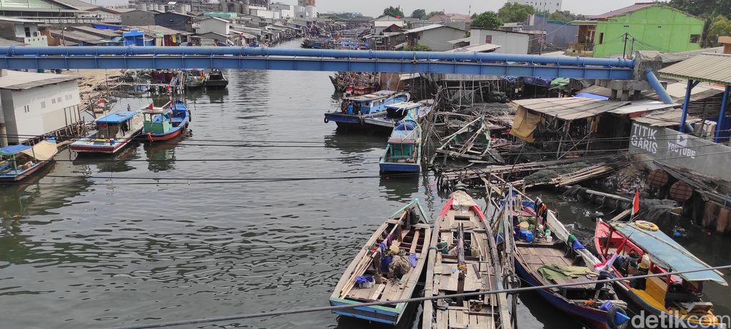 Kondisi di pesisir Teluk Jakarta, 2 Januari 2020. (Syahidah Izzata/detikcom)