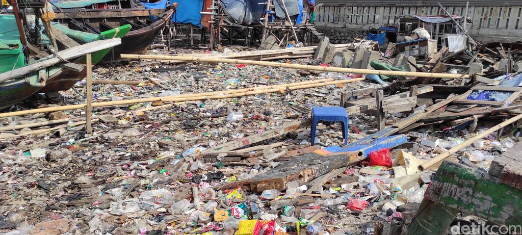 Kondisi di pesisir Teluk Jakarta, 2 Januari 2020. (Syahidah Izzata/detikcom)