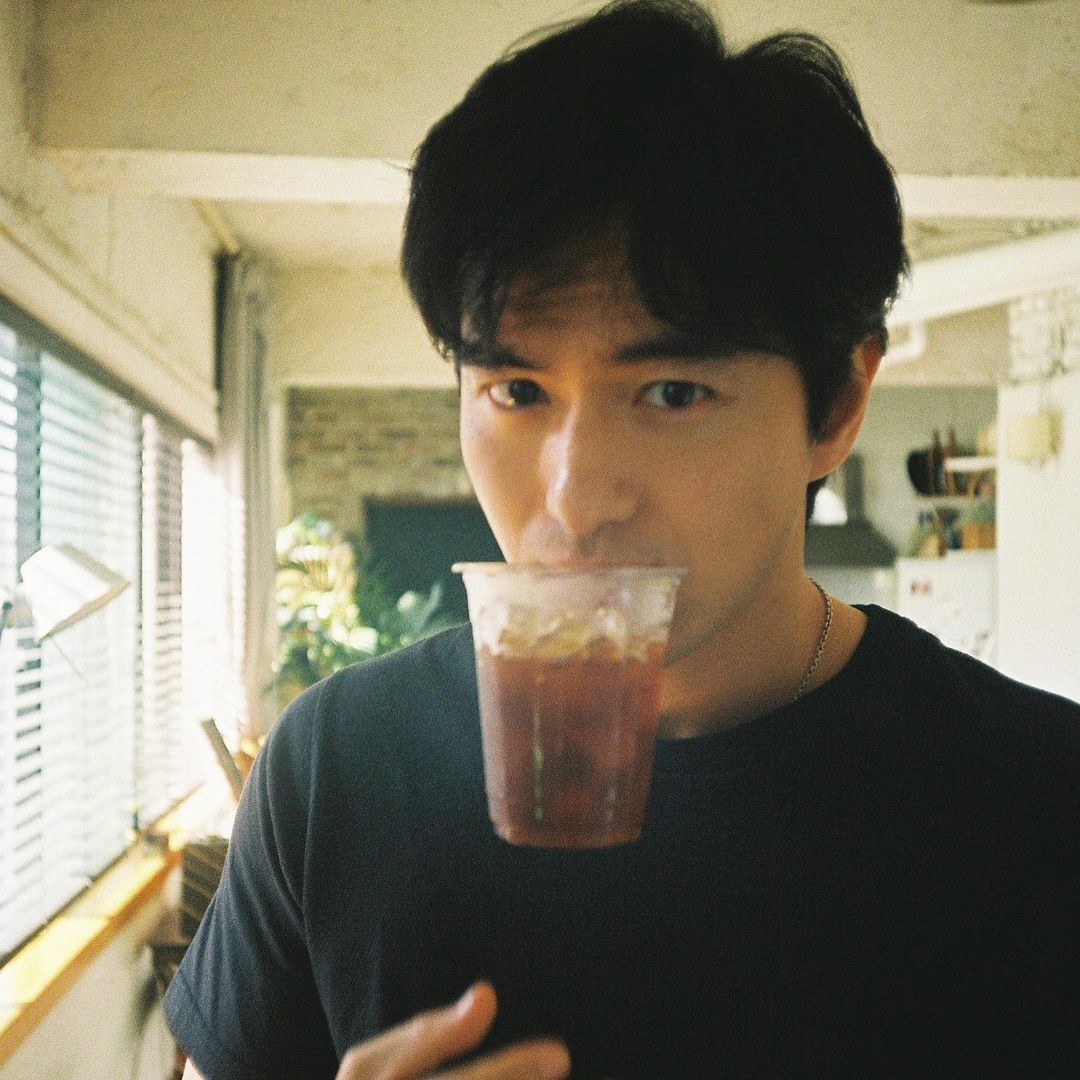 Lee Jin Wook meramaikan akhir tahun 2020 lewat perannya dalam drama Korea Sweet Home. Aktor kelahiran 16 September 1981 itu punya sederet karya lain yang tak kalah seru lho!