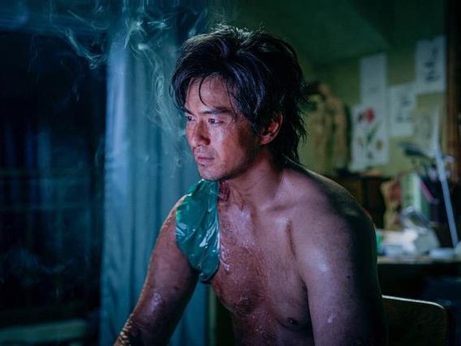 Lee Jin Wook meramaikan akhir tahun 2020 lewat perannya dalam drama Korea Sweet Home. Aktor kelahiran 16 September 1981 itu punya sederet karya lain yang tak kalah seru lho!