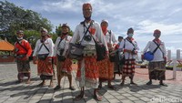 Nyoman, seorang fotografer wisata yang sudah 20 tahun mencari nafkah di Pura Tanah Lot Bali mengatakan Pura Tanah Lot sudah beberapa bulan ditutup. Baru dibuka sebulan lalu.