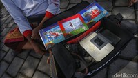 Dengan tarif foto Rp 20.000 per lembar, para fotografer ini bisa hidup.