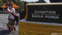 Kendati wisatawan sepi, namun fotografer tetap berusaha untuk menawarkan jasa.
