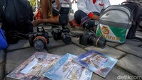 Sambil panas-panas, mereka menunjukkan beberapa hasil cetakan yang sudah jadi sebagai contoh.