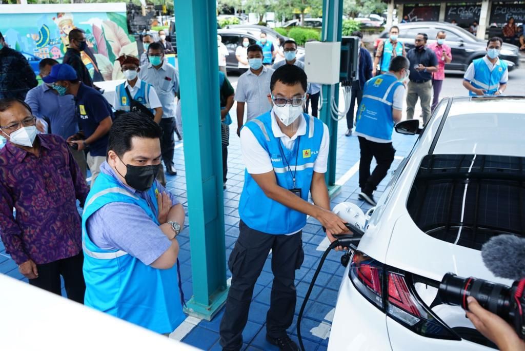 Menteri BUMN Erick Thohir melakukan pengecekan sejumlah fasilitas stasiun pengisian mobil listrik (charging station). (Dok: PLN)