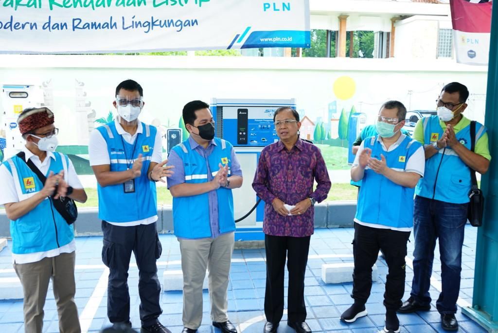 Menteri BUMN Erick Thohir melakukan pengecekan sejumlah fasilitas stasiun pengisian mobil listrik (charging station). (Dok: PLN)