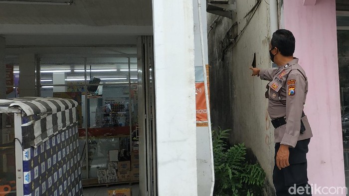 Sebuah minimarket di Jalan Panglima Sudirman, Pacitan dibobol maling. Uang tunai jutaan rupiah raib.
