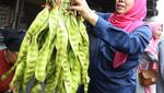 Momen Seru Khofifah Saat Borong Petai hingga Minum Jamu