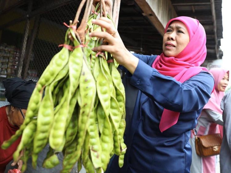Momen Seru Khofifah Saat Borong Petai hingga Minum Jamu