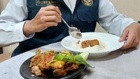 Khofifah juga doyan blusukan, ia sering keliling wilayah Jawa Timur untuk memantau dan memastikan kebutuhan warganya. Sebelum blusukan, ia mengisi perut dengan makanan sedap. Foto: instagram @khofifah.ip