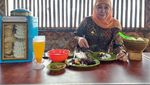 Momen Seru Khofifah Saat Borong Petai hingga Minum Jamu