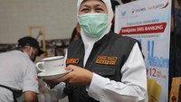 Khofifah tengah menjalani masa karantina, tapi bukan berarti semua pekerjaannya akan terbengkalai. Ia mengaku akan terus berkoordinasi dengan wagub dan jajarannya agar sistem pemerintahan tetap berjalan normal. Foto: instagram @khofifah.ip