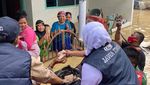 Momen Seru Khofifah Saat Borong Petai hingga Minum Jamu
