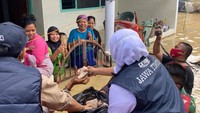 Pertengahan Desember lalu, Khofifah masih menjumpai warga yang terdampak banjir di Pamengkasan. Ia membagikan makanan pada warga yang terjebak di rumahnya yang terendam air Foto: instagram @khofifah.ip