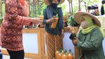 Momen Seru Khofifah Saat Borong Petai hingga Minum Jamu