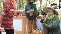 Minum jamu bukan hanya membuat sehat, bagi Khofifah jamu mengandung filosofi mendalam. Ia juga termasuk sosok wanita yang rutin minum jamu. Foto: instagram @khofifah.ip