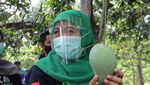 Momen Seru Khofifah Saat Borong Petai hingga Minum Jamu