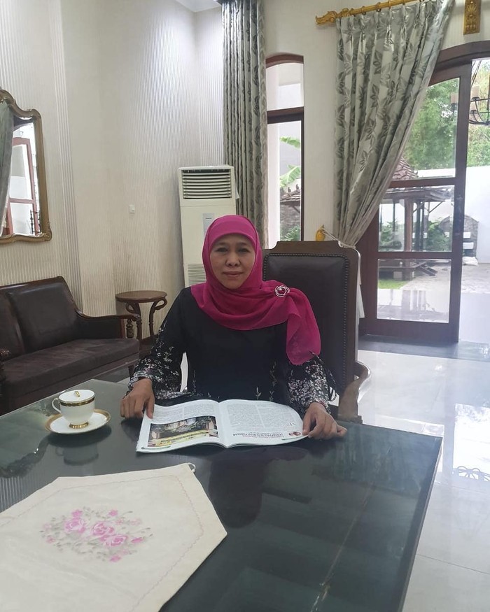 Momen Seru Khofifah Saat Borong Petai hingga Minum Jamu