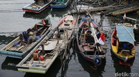 Undang-Undang (UU) Cipta Kerja yang disahkan pada 5 Oktober lalu, dan menimbulkan gemuruh penolakan di seantero Indonesia, terbagi ke dalam beberapa kluster, salah satunya adalah kluster Kelautan dan Perikanan. Khusus untuk perikanan terdapat dua undang-undang (UU 31 tahun 2004 dan UU 45 Tahun 2009) yang berlaku sebelumnya kemudian diubah ketentuan pasal-pasalnya dalam UU Cipta Kerja.