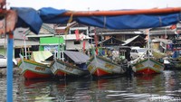 Dalam UU Cipta Kerja terminologi nelayan kecil tersebut diganti menjadi orang yang mata pencahariannya melakukan penangkapan ikan untuk memenuhi kebutuhan hidup sehari-hari, baik yang menggunakan kapal penangkap ikan maupun yang tidak menggunakannya. Perubahan terminologi nelayan kecil dalam UU Cipta Kerja menjadi tidak jelas dan tidak ada batasan untuk ukuran kapal penangkapan ikannya.