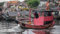 Nelayan di Indonesia didominasi oleh nelayan skala kecil yang menggunakan kapal perikanan kecil (di bawah 10 GT); jumlahnya lebih dari 80% dari total keseluruhan kapal perikanan yang ada di Indonesia. Penelitian Ayunda, dkk (2018) mengungkapkan bahwa perikanan skala kecil di Indonesia menuju pada eksploitasi tangkapan ikan berlebih. Hal ini menjadikan wilayah penangkapan ikan skala kecil khususnya di daerah pesisir rawan terjadi overfishing dan overexploited.
