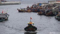 Jika semakin banyak nelayan kecil bermunculan, maka dapat dipastikan akan terjadi keterbatasan sumber daya ikan akibat overfishing dan overexploited. Setelah itu akan terjadi perebutan wilayah penangkapan ikan yang masih memiliki stok ikan. Hal Ini berdampak buruk karena dapat menimbulkan konflik di antara sesama nelayan kecil. Kejadian seperti itu yang disebut oleh Hardin (1968), seorang pakar ekologi dunia sebagai Tragedy of The Commons.