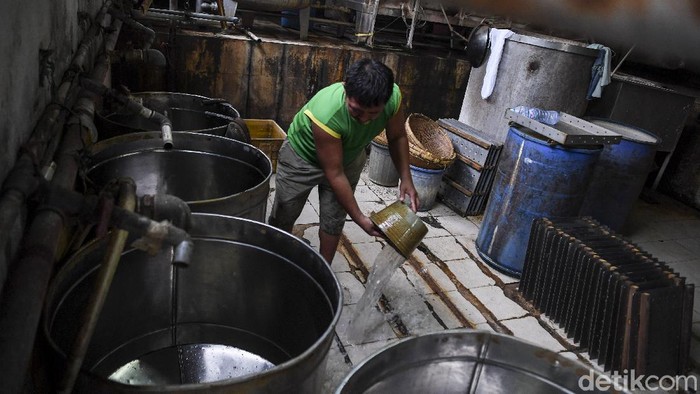 Pekerja menata peralatan saat menggelar aksi mogok berproduksi di salah satu pabrik tahu di Jakarta, Sabtu (2/1/2021). Sejumlah produsen tahu dan tempe di Jabodetabek menggelar aksi mogok berproduksi sebagai protes dari naiknya harga kedelai di pasaran yang mencapai Rp9.000 per kilogram dari harga normal Rp7.000 per kilogram. Mereka berharap pemerintah segera mengambil kebijakan menurunkan harga kedelai karena membebani pelaku usaha UMKM tersebut. ANTARA FOTO/Hafidz Mubarak A/pras.