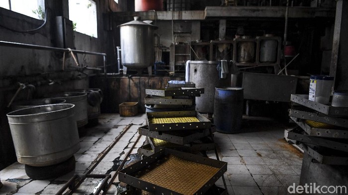 Pekerja menata peralatan saat menggelar aksi mogok berproduksi di salah satu pabrik tahu di Jakarta, Sabtu (2/1/2021). Sejumlah produsen tahu dan tempe di Jabodetabek menggelar aksi mogok berproduksi sebagai protes dari naiknya harga kedelai di pasaran yang mencapai Rp9.000 per kilogram dari harga normal Rp7.000 per kilogram. Mereka berharap pemerintah segera mengambil kebijakan menurunkan harga kedelai karena membebani pelaku usaha UMKM tersebut. ANTARA FOTO/Hafidz Mubarak A/pras.