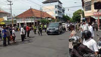 Pelayat yang hadir pun tampak dibatasi. Sejumlah jalan menuju rumah duka ditutup dan dijaga oleh petugas polisi dan TNI. Yang diperbolehkan masuk hanya pihak keluarga.