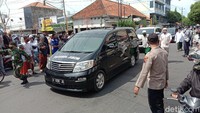 Jenazah kemudian diberangkatkan menuju pemakaman umum di Ploso, Kecamatan Jati, sekitar pukul 13.30 WIB. Jaraknya dari rumah duka sekitar 10 menit.
