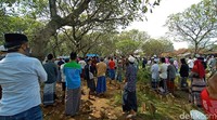 Saat di tempat pemakaman, tampak ratusan pelayat hadir meski sudah dilakukan pembatasan dan penjagaan ketat oleh petugas. Para pelayat yang datang terlihat membawa masker. Tampak mereka menjaga jarak antara satu dengan yang lain. Setelah pemakaman, pelayat diminta langsung meninggalkan makam.