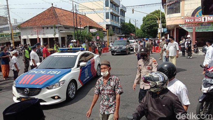 Pemakaman Habib Ja'far Alkaff Dijaga TNI-Polisi Prosesi pemakaman ulama karismatik Habib Ja'far bin Muhammad Alkaff di Kudus dijaga ketat oleh polisi. Jumlah pelayat yang hadir dibatasi.