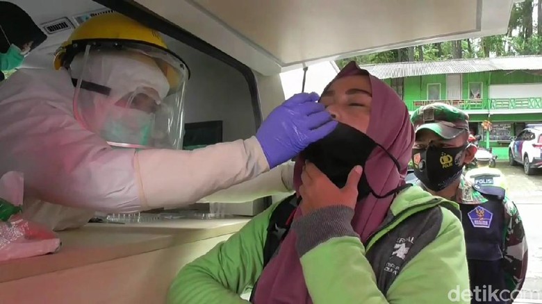Pemeriksaan Rapid Antigen di Perbatasan Subang-Bandung Mengantisipasi penyebaran COVID-19 saat nataru, Satgas COVID-19 Kabupaten Subang menggelar rapid test antigen di perbatasan kabupaten Subang-Bandung..