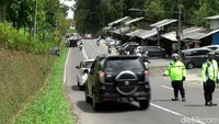 Petugas mendirikan posko tepatnya di kaki gunung Tangkuban perahu, secara acak petugas melakukan pemeriksaan kepada para pengendara yang melintas dari arah Bandung menuju Subang.