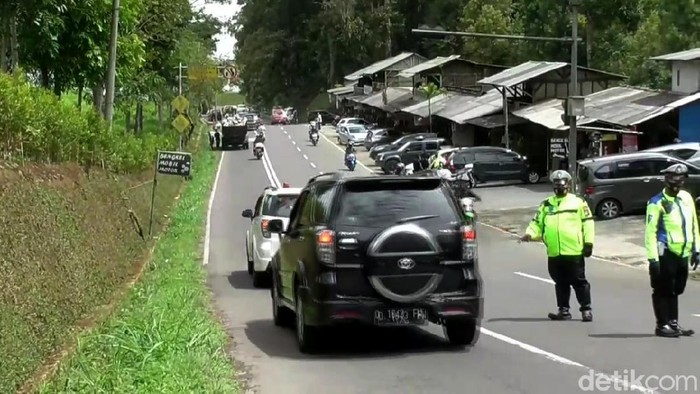 Pemeriksaan Rapid Antigen di Perbatasan Subang-Bandung Mengantisipasi penyebaran COVID-19 saat nataru, Satgas COVID-19 Kabupaten Subang menggelar rapid test antigen di perbatasan kabupaten Subang-Bandung..