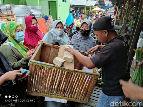 Pengusaha tahu dan tempe di Sidoarjo mogok produksi selama tiga hari. Mulai 1 hingga 3 Januari 2021.