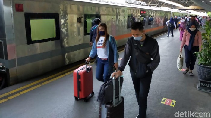 PT KAI Daop 8 memprediksi puncak arus balik libur Nataru 2021 akan terjadi hari ini dan besok. Mengantisipasi hal itu, Daop 8 telah menyiapkan 2 KA tambahan dan melipatgandakan personel untuk rapid antigen.