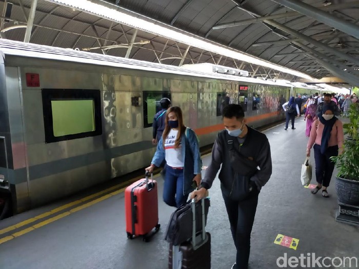 PT KAI Daop 8 memprediksi puncak arus balik libur Nataru 2021 akan terjadi hari ini dan besok. Mengantisipasi hal itu, Daop 8 telah menyiapkan 2 KA tambahan dan melipatgandakan personel untuk rapid antigen.