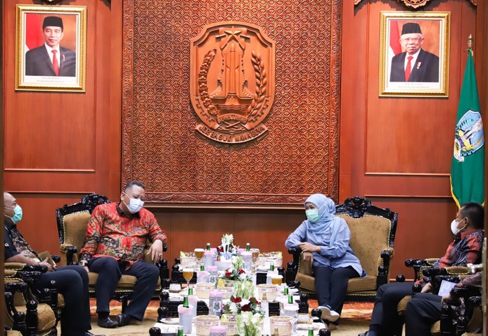 Plt Wali Kota Surabaya Whisnu Sakti Buana dan Gubernunr Khofifah