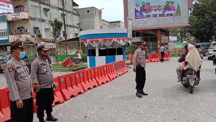 Polisi sekat kendaraan menuju Pantai Cermin, Sumut.
