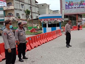 Cegah Kerumunan, Polisi Sekat Kendaraan Menuju Pantai Cermin Sumut